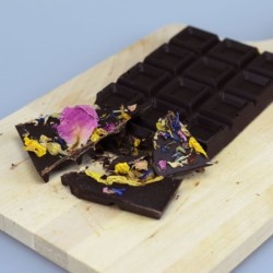 Cioccolato fondente con petali di fiori